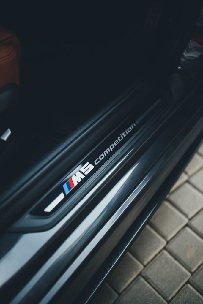Gedetailleerde close-up van de instaplijst van de BMW M5 Competition