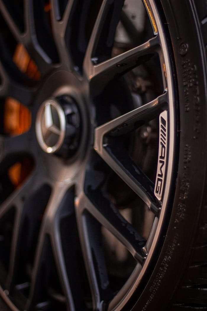 Close-up van de AMG velg van een Mercedes C-Klasse C63s AMG