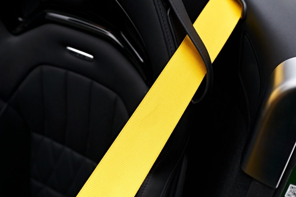Gele AMG gordels in een Mercedes C Klasse W205 C63S