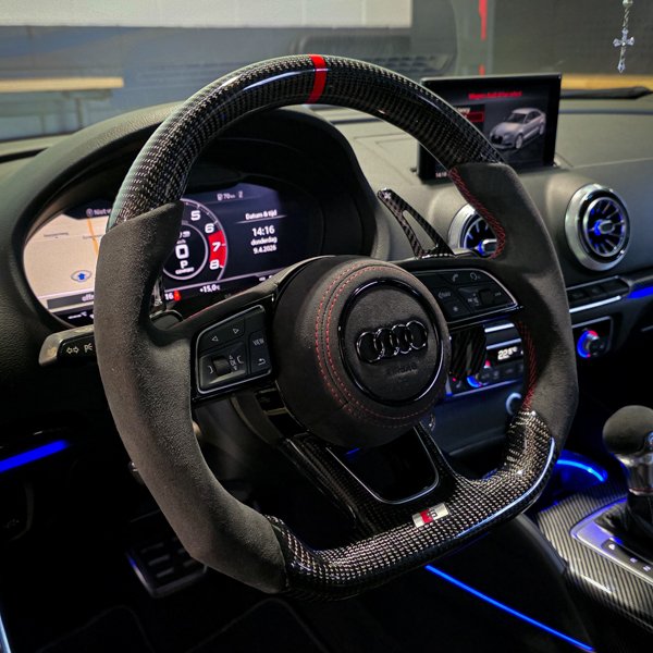 Custom carbon en alcantara stuurwiel met rode stiksels en een 12-uur markering voor een Audi S3 8V.