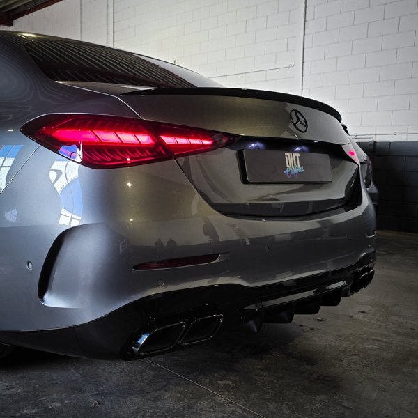 Mercedes C Klasse W206 voorzien van een C63 diffuser met hoogglans zwarte sierstukken.